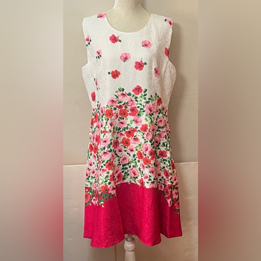 NWT Karl Lagerfeld Paris Beautiful Floral Mini Dress. Size 12